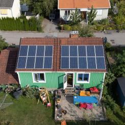 Fredrik Sandberg/TT: Solceller på en villa i Uppsala. Arkivbild.