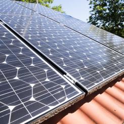 Fredrik Sandberg/TT: Energimarknadsinspektionen får in fler klagomål om långa anslutningstider från hushåll med nya solpaneler. Arkivbild.