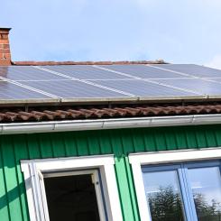 Fredrik Sandberg/TT: Ett hustak med solceller. Arkivbild.