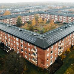 Med över 900 kW är solcellsinstallationerna i Norra Biskopsgården Bostadsbolagets största. Genom PowerShare-systemen kan solenergin också användas effektivare inom fastigheterna. Foto: Peter Nilsson, Ateljé Marie Fotostudio AB