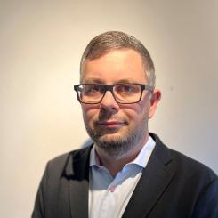 ”Vi är medvetna om att det kan finnas väntetider för vissa kunder men arbetar hårt för att minimera dessa och säkerställa en smidig övergång till solenergi,” säger Thomas Pettersson, produktansvarig på E.ON Energidistribution. Foto: E.ON