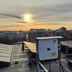 Solceller på tak i stadsmiljö producerar förnybar el redan från dagens första solstrålar. Bild av: Nordic Solar