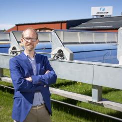 Absolicons vd Joakim Byström framför solfångaren T160. Foto: Lars Wahlström