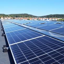 Solcellsanläggning på aPaks huvudlager i Mölndal. Foto: aPaks