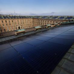 Solcellerna runt taken mot inre borggården syns bara från himlen. De döljs av ett pulpettak som sträcker sig runt den så kallade högborgen, vilket gör att de är dolda inåt mot inre borggården och utåt mot staden. Foto: Melker Dahlstrand