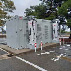 Allt fler företag installerar energilager för att kunna ge bättre laddservice åt besökare och anställda, något som kräver mycket effekt korta stunder. Eller för att generera intäktsströmmar och hantera dagens svängiga elpriser. Oavsett nytta har ABB skalbara och smidiga paketlösningar färdiga att snabbt driftsättas i företaget.