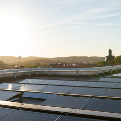 Solceller på Humanisten vid Göteborgs universitet. Foto: Akademiska Hus