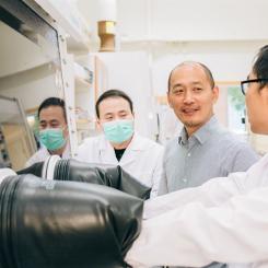 Tiankai Zhang, postdoktor, Feng Gao, professor och Feng Wang, biträdande universitetslektor, är del av den forskargrupp som står bakom upptäckten.. Foto: Anna Nilsen