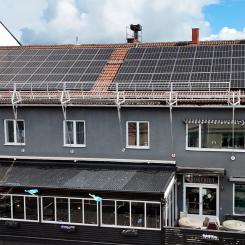 Här fångar Krogeriet solens kraft – med hjälp av solceller på taket genereras förnybar el för både verksamheten och framtiden.  Av: Anna-Karin Jeppsson