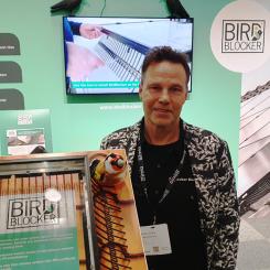 Anders Sjöstrand visar produkten