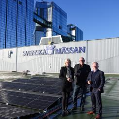 Svenska Mässan Gothia Towers solcellsanläggning på mässtaket invigt. På bild: Carin Kindbom, vd och koncernchef, Henrik Martinsson, teknisk förvaltare, Joachim Hult, fastighetsdirektör. 2022-10-19. Foto Natalie Greppi