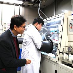 Bilden visar hur sydkoreanska forskarlaget under ledning av professor Jong-sung Yu vid avdelningen för energivetenskap och teknik vid DGIST (president Kunwoo Lee) har utvecklat en innovativ teknik för att dramatiskt förbättra laddningshastigheten hos litium-svavelbatterier. Teamet använde ett nytt kvävedopat poröst kolmaterial för att lösa problemet med långsam laddningshastighet, vilket har hindrat kommersialiseringen av befintliga litium-svavelbatterier. Foto: DGIST