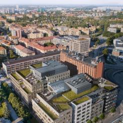 Det har byggts med sedumtak och solceller både i fasadmaterial och på tak och även borrhålslager som förser byggnaden med både värme och kyla. Fotograf: Gustav Kaiser