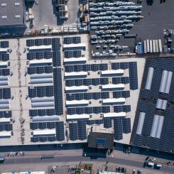 KP Energy presenterar nu en samlad lösning med produkter och tjänster som gör det möjligt att anpassa fler tak för solcellsinstallation. Pressbild: Kp Energy