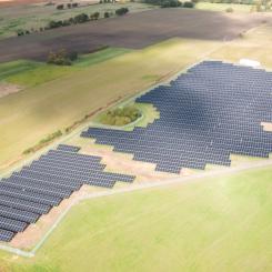 Drönarfoto på Kraftringens solcellspark i Forsby, söder om Klippan i Skåne. Foto: Petter Duvander / Kraftringen