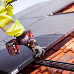 Elpriserna har drivit upp intresset för solceller till rekordnivå. E.ON fördubblade antalet installationer i fjol, jämfört med 2021. Haussen innebär längre väntan på anslutning till elnätet. Foto: Christian Andersson, Apelöga