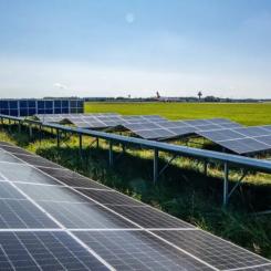 Den totala ytan för testanläggningen omfattar 1 250 kvadratmeter och har en installerad maximal kapacitet på cirka 120 kilowatt. Genom att använda olika underkonstruktioner hoppas man kunna samla värdefull information om hur solcellsinstallationer kan påverka markens vegetation och biologiska mångfald. Foto: Hannovers Flygplats