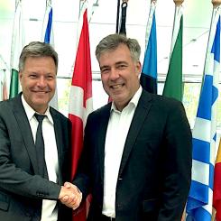 Danska Energinet och tyska 50Hertz är nöjda med senaste undertecknande av ett mellanstatligt avtal om Energiø Bornholm. Den danska klimat-, energi- och försörjningsministern Lars Aagaard och Tysklands ekonomi- och klimatminister Robert Habeck undertecknade avtalet nyligen under de europeiska energiministrarnas möte i Luxemburg. Foto: ENERGINET