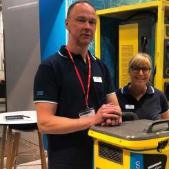 Fredrik Ålund, sälj-och marknadschef vid Atlas Copco Power Technique, och pressansvariga Brita Bläsung presenterade några av Atlas Copcos energilagringsenheter av modellen ZenergiZe på Elfackmässan i Göteborg. Här med den nya kompakta energilagringsenheten på 2 kwh och i bakgrunden den nya snabbladdaren Z Charger.
