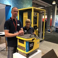 Fredrik Ålund, sälj-och marknadschef vid Atlas Copco Power Technique, och pressansvariga Brita Bläsung presenterade några av Atlas Copcos energilagringsenheter av modellen ZenergiZe på Elfackmässan i Göteborg. Här med den nya kompakta energilagringsenheten på 2 kwh och i bakgrunden den nya snabbladdaren Z Charger. Foto: Atlas Copcos