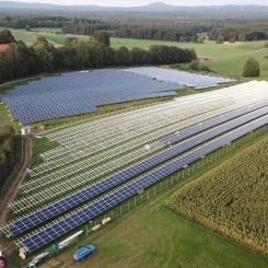Bilden visar bygget av en ny solenergipark i Tyskland.  Foto: Creative Commons Lic. Kredit: Fabersam