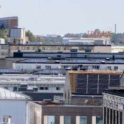 En ny förordning öppnar för interna nät på flerbostadshus, vilket är något som Solelkommissionen verkat för i flera år. Nu går det bygga solelanläggningar på de byggnader som har bäst förutsättningar för solel och föra elen på ett internt nät till de andra byggnaderna. 
Foto: Solelkommissionen