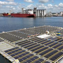 Bildtext: Flytande solpaneler installeras i det havsbaserade vindkraftverket Hollandse Kust Noord. Foto: © Oceans of Energy