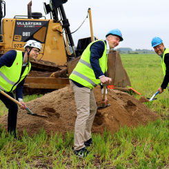 Det symboliska första spadtaget tog Anders Koppel (vd för Solar Sverige) tillsammans med Andreas Brorsson (kommunstyrelsens ordförande i Kumla) och Gustav Falkenström (vd för NA Bygg). Foto: Solar