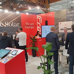 Fronius visar små och medelstora omriktare och batterier.