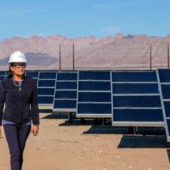 USA:s inrikesminister Deb Haaland vid ett solenergiprojekt på federal mark i Nevada. Foto: USA:s inrikesdepartement