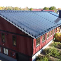 Hedareds församlingshem med solcellstaket Smart Solar Roof. Foto: Martin Bäringtoft
