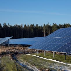 Solparken Henja i Gislaved är bland Sveriges största solkraftverk monterat på marken. Foto: Sunna Group.