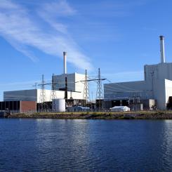 Ungefär 4 000 solpaneler kommer från och med mitten av 2025 att producera el i solparken i Dorfen. Området ligger söder om A94 (i bakgrunden), ungefär i höjd med Kloster Moosen på andra sidan motorvägen. © Stadtwerke Dorfen ( Dorfens energibolag)