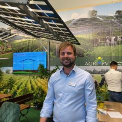 Mattias Führer, Agri-PV, i företagets monter som visade hur odlingsbar mark och solpaneler kan samspela. Foto: Simon Matthis