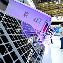 Bilden visar nya paneler på årets Intersolar Europe 2025 – Solenergins viktigaste mötesplats och världens ledande solenergimässa, Intersolar Europe, som arrangeras i München den 7–9 maj 2025. Under temat Connecting Solar Business samlar evenemanget globala aktörer för att visa upp nya produkter, affärsmodeller och tekniska trender. Till utställarna hör tillverkare, leverantörer, distributörer, installatörer, tjänsteleverantörer, projektutvecklare, konsulter och start-ups. Mässan är en del av The smarter E Europe – Europas största mässallians för energibranschen. Foto: Intersolar Europe 2025