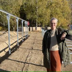 Jeanette Svensson, VD på Bommersvik, under byggnationen av solcellsanläggningen. Foto: EnergiEngagemang
