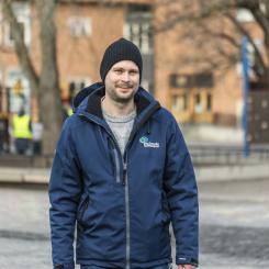 Det kommunala fastighetsbolaget Strängnäs Fastighets AB ska med stöd från Klimatfond Strängnäs installera solceller på Vasaskolans tak. Foto Lina Östling