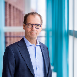 " Det här projektet visar vad som är möjligt när markägare, kommuner, teknikleverantörer och energibolag samarbetar.  Det här är en milstolpe för både oss och för den svenska energimarknaden", säger Martin Höhler, vd för E.ON Energidistribution.

Foto: Christian Andersson, Apelöga