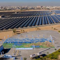Nyligen tillkännagav Masdar planerna på ett omfattande projekt som kombinerar 5,2 gigawatt solenergi med ett batterilagringssystem på 19 gigawattimmar. Anläggningen beskrivs som den första i sitt slag, med kapacitet att leverera upp till 1 gigawatt baskraft dygnet runt. Foto: Masdar-City