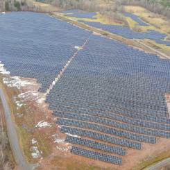 Solparken som Solkompaniet har uppfört på uppdrag av Solgrid och Encavis ligger utanför Västervik. Foto: Solgrid