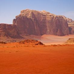En av världens torraste platser. Ett berg nära ingången till Wadi Rum i Jordanien. Foto: Wikipedia Common, kredit: Daniel Case