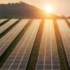 Inkapslingsfilmer i solpaneler utsätts för extrem värme, fukt och UV-strålning under drift. Detta påverkar panelernas livslängd. Foto: Creative Commons Lic.