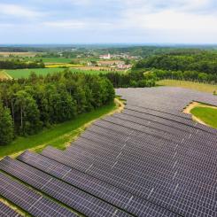 Ørsted-solparken Rottenegg ligger i ett mycket produktivt sluttläge som samtidigt är skyddat från insyn, nära Geisenfelds kommundel Rottenegg i Landkreis Pfaffenhofen an der Ilm. Foto: Ørsted