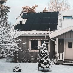 Hus med solceller i vinterlandskap. Pressbild: Otovo