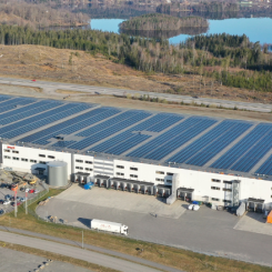 Bilden visar projektet "Solskenet" i Borås som är en takanläggning om fem megawatt i installerad effekt. Vid projektstart var det här Nordens största solelanläggning på tak. Takytan är cirka 35 000 kvadratmeter med 15 000 solcellsmoduler av märket IBC Monosol 340. Photo cred: IBC Solar