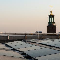 Anläggningen omfattar 875 m² solpaneler med en installerad effekt på 195 kWp. Pressbild: Rickard Croy