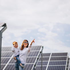 SmartMiner är en enhet som kombinerar en smart mätare med en blockkedjevalidator. Den installerades under solenergianläggningen och spårar den producerade energin samtidigt som den validerar Rowan Blockchain genom en Proof of Generation-konsensusmodell. Bild: Rowan Energy