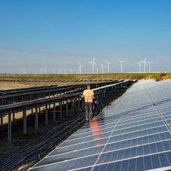 Den nya solcellsparken byggdes nära den planerade sjön Hambach och i anslutning till RWE:s tidigare solcellsprojekt "PV Hambach I". Även detta projekt har ett integrerat batterilager och är ett resultat av en innovationsupphandling från den federala nätverksmyndigheten. Foto: RWE