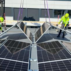 SmartSolarBox - nytt system för solceller som levereras med solceller, ballast och kabeldragning färdigmonterat för att ställas på plats och anslutas.