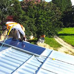 Solpanel modell mindre installeras. Foto: Pixabay: Kredit: lucascgouvea0